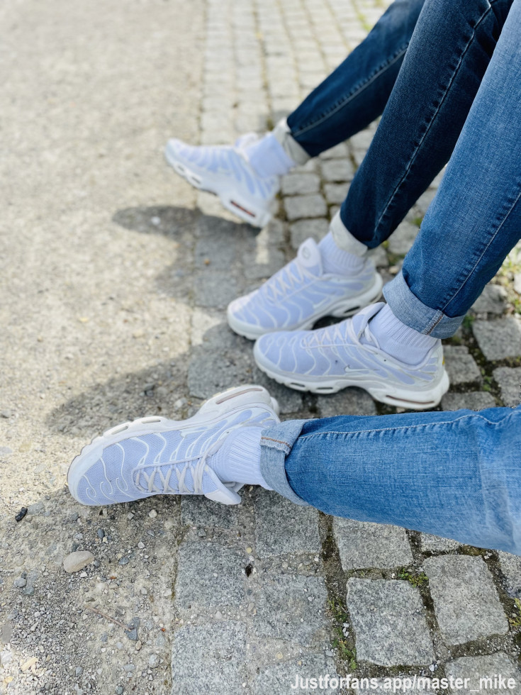 look at out Nike TNs 🥵