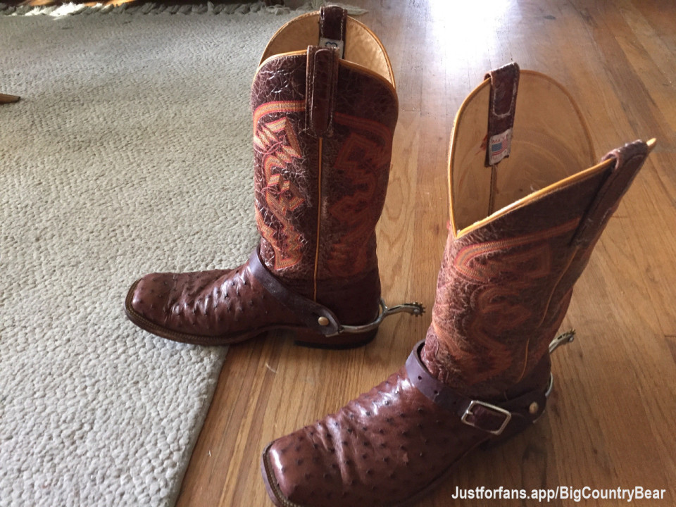 Boots that were a gift from a fan. Want to buy the next pair & get special personal content of me wearing them? check out my Amazon list
ALL ITEMS- https://tinyurl.com/bddm2nez
BOOTS ONLY- https://tinyurl.com/u9r4p4ez
#tribute #boots #wishlist