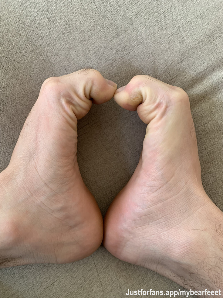 Hey, I’m a gay bear who’s into making feet content. I have meaty yet smooth paws and hairy legs 🐻🐾 Nice to meet you all