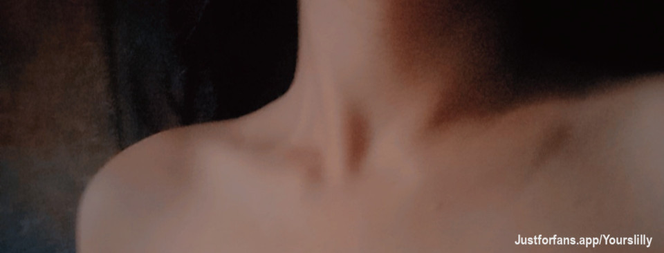 Baby pull me closer in the backseat of your car
Bite on the shoulder
Pull the sheets right off the corner
We ain’t ever getting older’