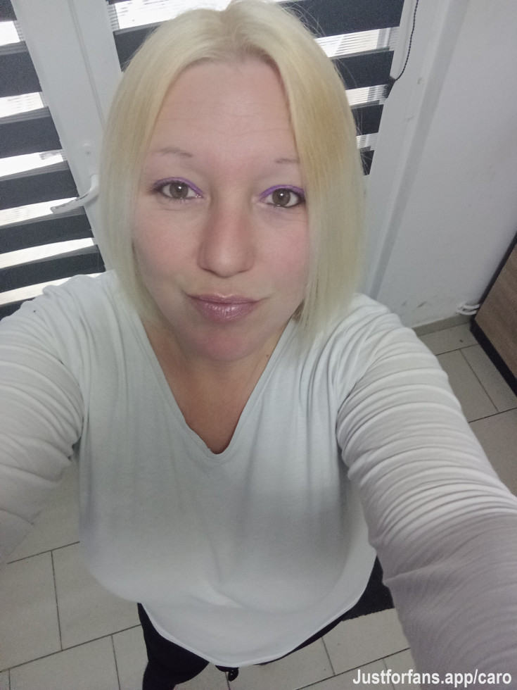 Bonjour à tous,je me présente,je suis Caroline (Caro), j'ai 38 ans.