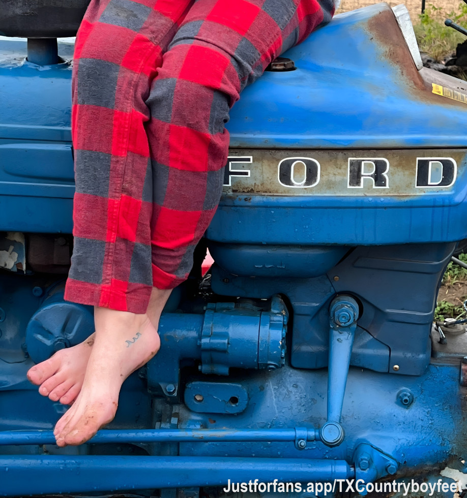 I'll take you for a ride on my big blue tractor. 🚜👣🤠
#countryfeet #gayfeet #FeetLover #FootFetish#GayFootFetish #FootWorship #FootLover #GayFootModel #MaleFeet #FeetPics #SocksAndFeet #FootDomination #BarefootMen #ToesLover #FeetCommunity #GayToes #FootPlay #BarefootGuys#FeetAndMoreFeet #tractor #👣