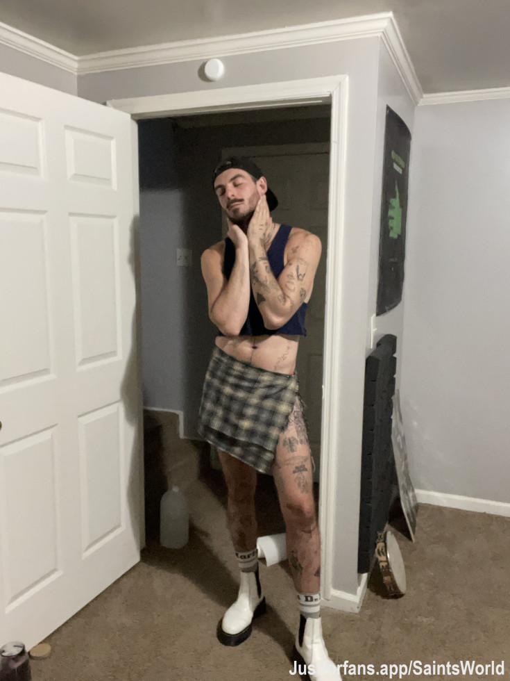 Need to finish this skirt, it's my first attempt at making one myself. I'm trying to make all the sweaty skirts for the guys, gals, gays & theys. Come play with me tonight at 5 PM PST 😉🤯
.
.
.

OF --> @ Spac3boy999