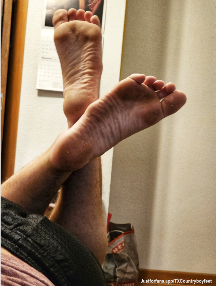 Long day on the ranch. Who wanna help clean up and take good care of these sweaty soles? 🤤😈
 #countryfeet #gayfeet #FeetLover #FootFetish#GayFootFetish #FootWorship #FootLover #GayFootModel #MaleFeet #FeetPics #maletoes #FootDomination #BarefootMen #ToesLover #FeetCommunity #GayToes #FootPlay #BarefootGuys