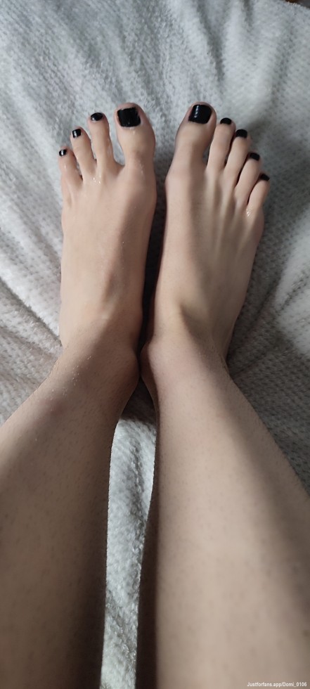 My pedicure got a little sticky 💦👣