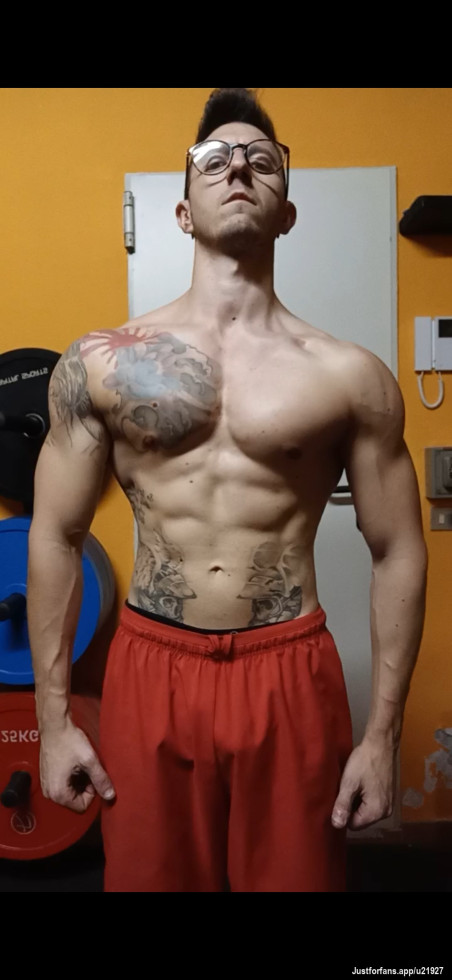 who wants to play with me?  i am very horny