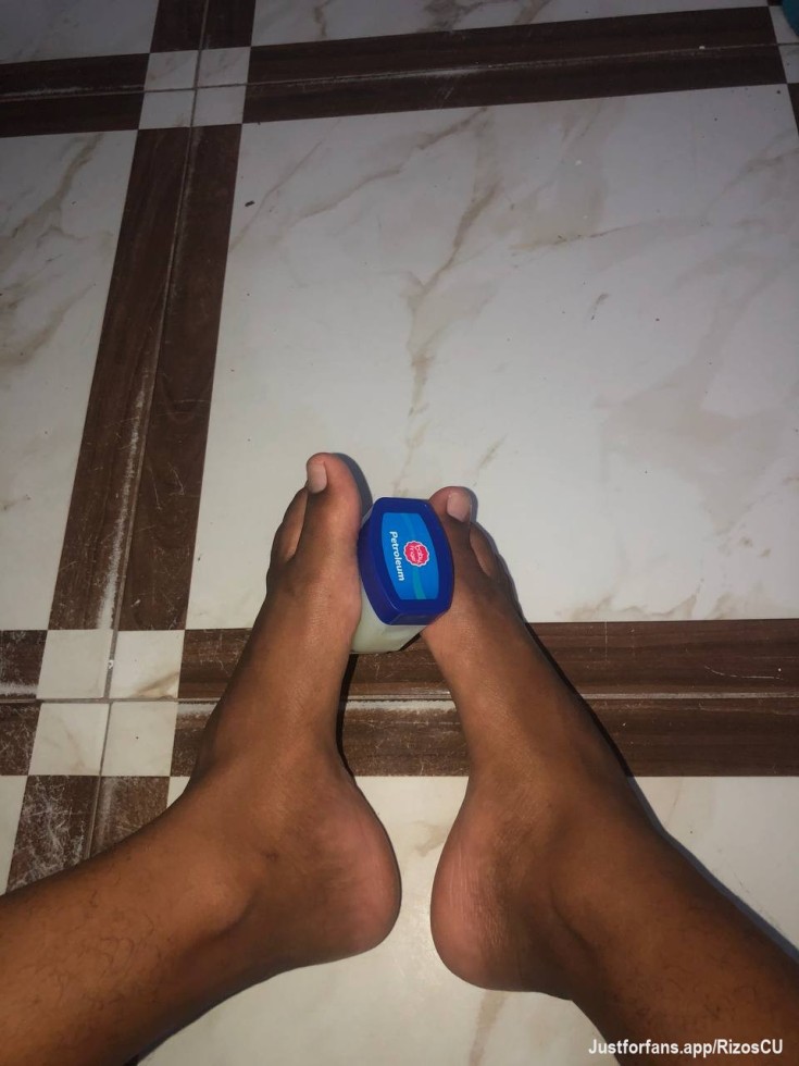 My little feet 👣need Aceitito🧴😈
#feet #littlefeet #pies #piespequeños #suciospies #ricofetiche #fetiche #sexyfeet #realfeet  #oilfeet