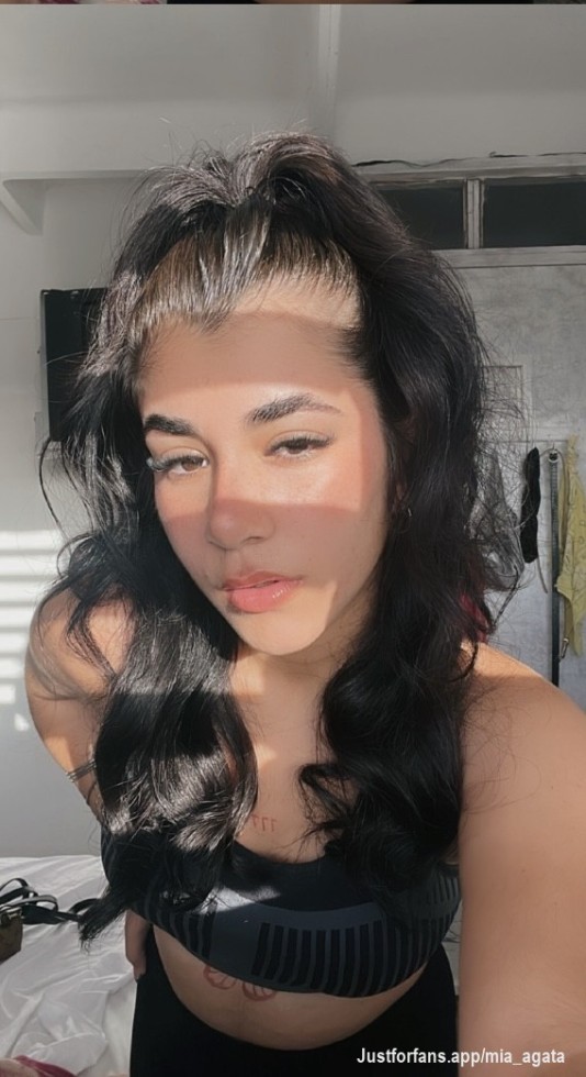 Hola mis babys me presento,soy nueva en la app,espero complacerlos a todos ,subscríbanse y denme mucho amor💋🍓💖