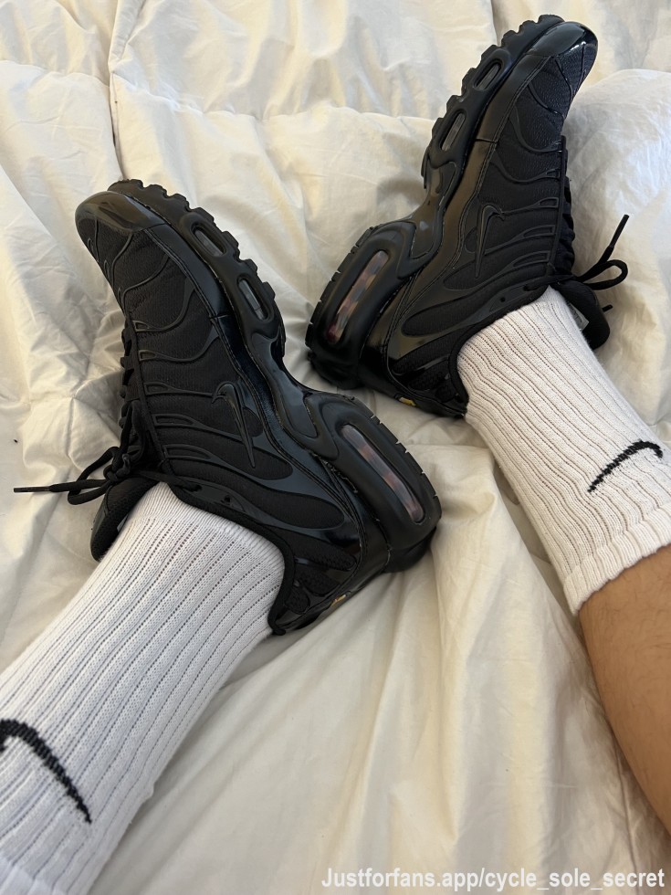 Do you want to smell? 😈🔥

#GaySocks #SmellySocks #WhiteSocks #ScallyLad #GayScally #ScallyLads #NikeSocks #NikeTN #TNs