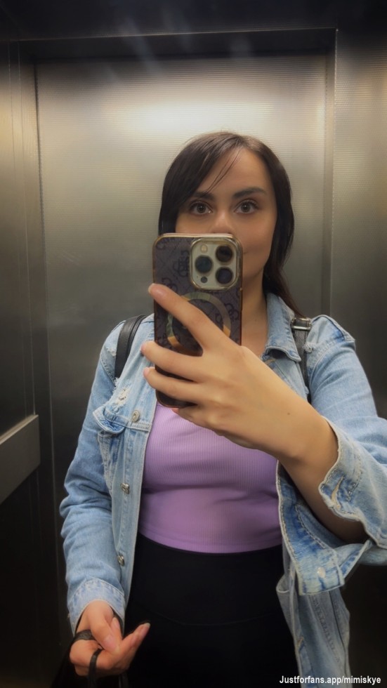 😏 I got stuck in the elevator… but at least I’ve got some time to have a little fun with you 😈
Who wants to join me before the doors open? 🚪💋