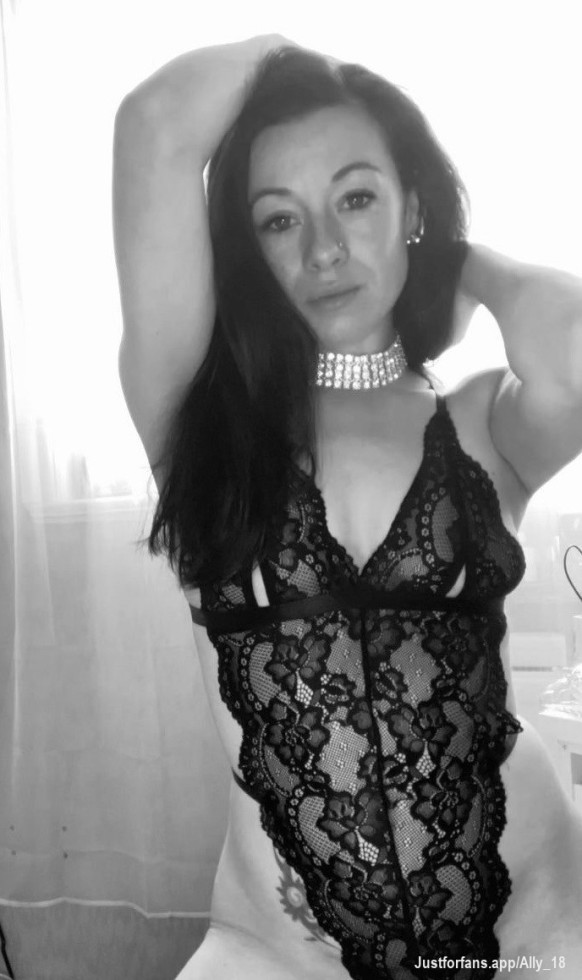 Come closer, baby... let me show you how this sexy lace feels against my skin that's begging for your touch💋dm me for more