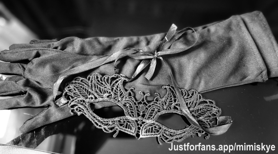 Sometimes the truest stories hide behind a mask… The soft whisper of satin, the touch of mystery, and the silence before a night full of secrets. 🖤🎭

Just a taste of what awaits my subscribers… Discover what lies behind the mask. 🖤✨

#mystery #masquerade #night #darkness #elegance #whisper #blackvelvet #artvibes #mysterynight #behindthescene #darkaesthetic #noirstyle #midnightmood #sneakpeek