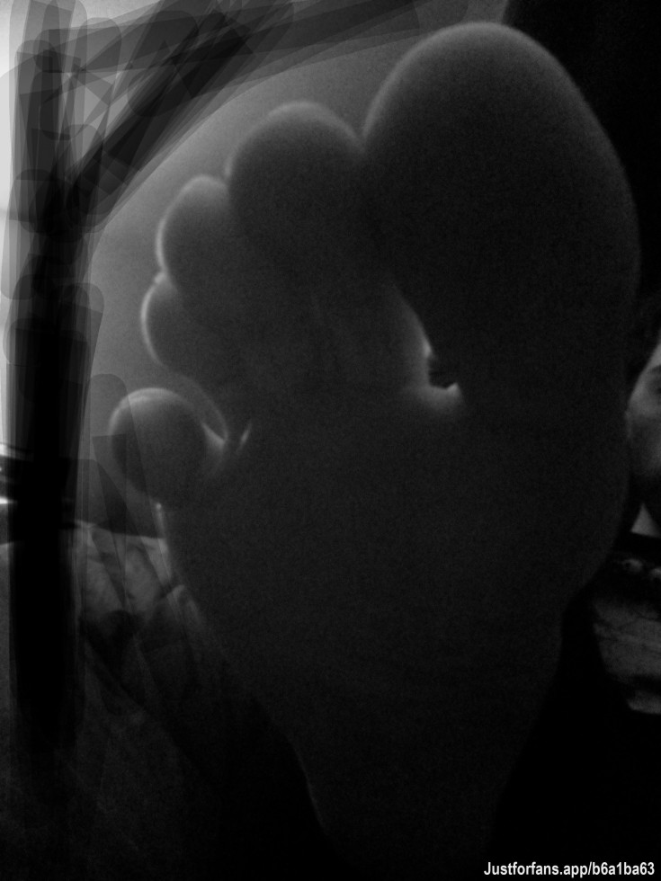 Sneak peak of my toes 😈🫣