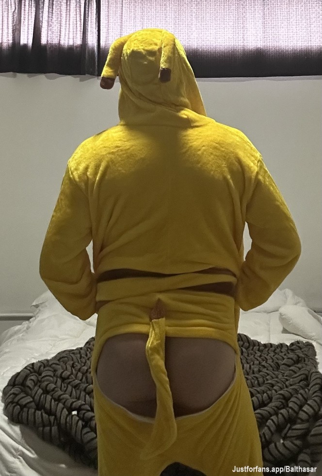 “La cola se corre sola cuando sabe que la están mirando 😼
“The ass shifts on its own when it knows it’s being watched 😼”