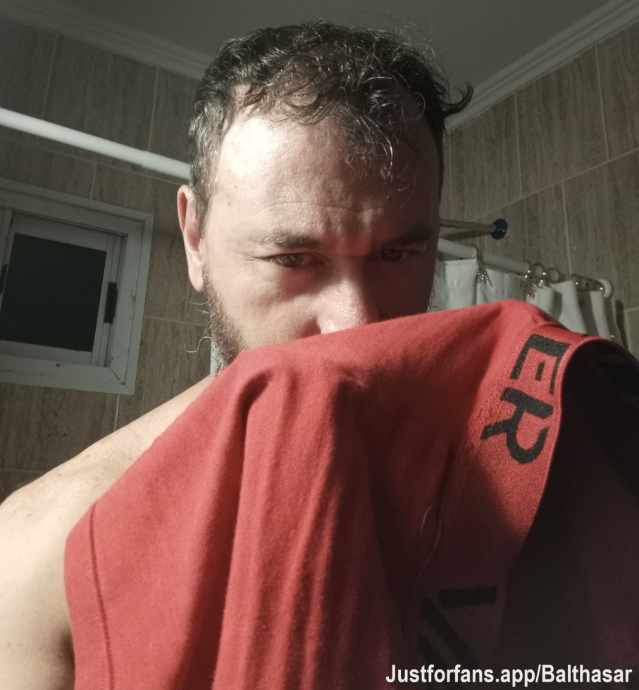 I enjoy this scent… and I know you would too. Look closely, want it, ask for it.
Yo disfruto este aroma… y sé que vos también lo harías. Mirá bien, desealo, pedímelo.