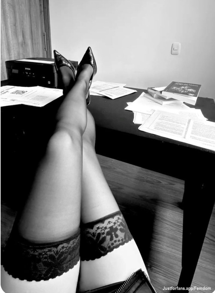 Buscando a Mi Esclavo Ideal 🌟

Aquí estoy, en busca de mi querido esclavo, aquel que desee adorar mis pies y mostrar su devoción a través del tributo correspondiente. Si anhelas mi atención y estás dispuesto a rendirte ante mis deseos, este es tu lugar.