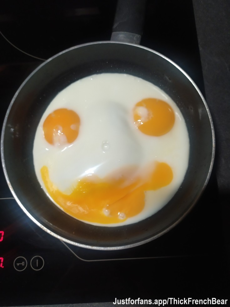 This morning while cooking my breakfast eggs 🍳
I got a surprise… they were looking at me and smiling 😀!!!
Is it because it’s the weekend 🥳…
or because I was completely naked in front of them? 🤔😂
#BreakfastSmile #WeekendVibes #NakedCooking #FrenchBear #EggsAndCoffee