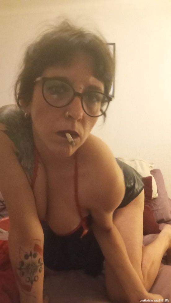 holii 

ve mis videos están para que te mojes y tu cuerpo entero comience a palpitar al unísono con mis gemidos 😚