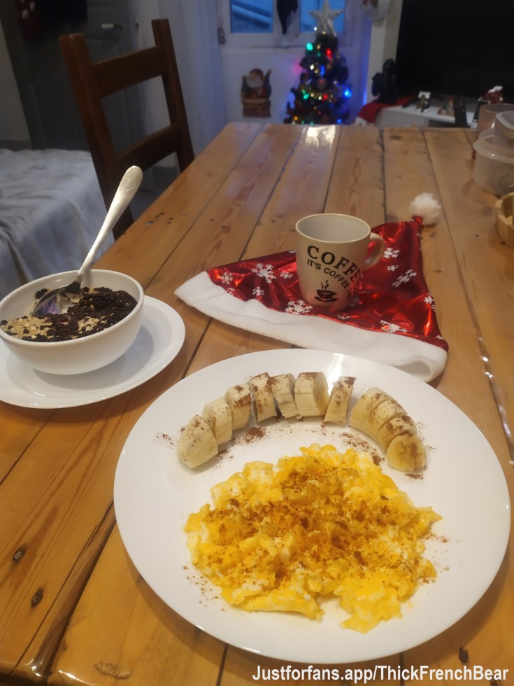 Cozy winter breakfast to start the day right 🍳☕🎅
This morning’s feast:
Fluffy scrambled eggs 🍳
Banana sprinkled with cinnamon🍌✨
Oat porridge with chocolate soy balls🥣🍫
And my black coffee on a Christmas hat for the festive vibe🎄☕
All homemade, protein-packed and full of winter flavors!
What’s on your breakfast plate this morning?😊
#Breakfast #WinterBreakfast #HealthyAndTasty  #CoffeeLover