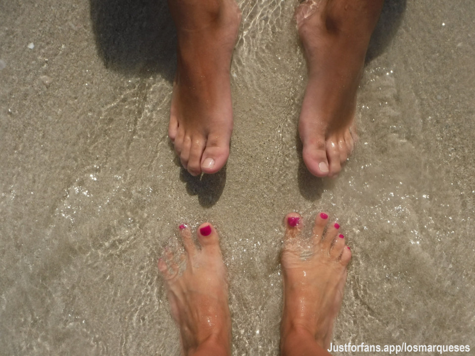 Para los amantes de los pies !! 
Pídenos tu pack o contenido y te lo personalizamos .

Y si te suscribes veras nuestro contenido hot!!